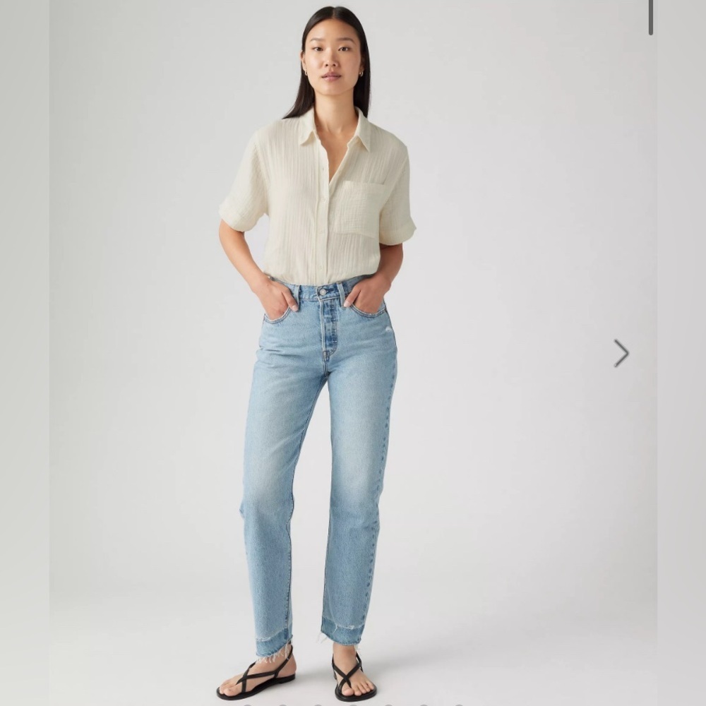 NWT Levi’s 501 Original Jeans Outside Theater Light Wash Straight Leg Denim 28 - Picture 1 of 15